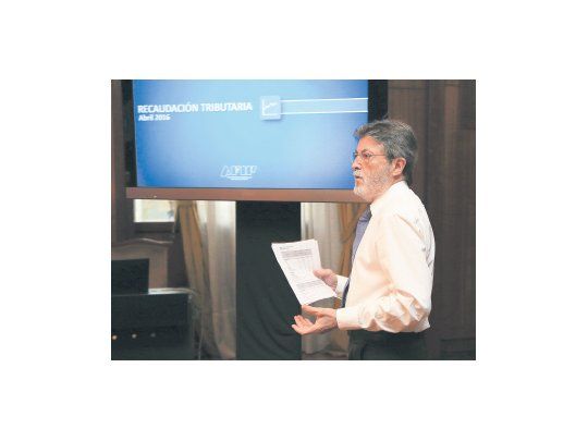 Alberto Abad presentó ayer la recaudación de abril, con un aumento del 33,9%. A la noche Prat Gay usó parte de sus números para justificar que subió en los últimos 12 meses el número de empleados en blanco.