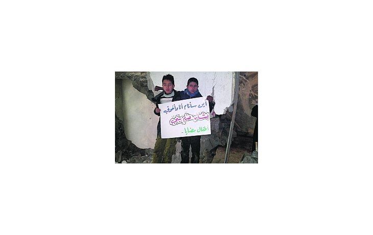 Dos niños sirios acusan a Asad de haber destruido su casa.