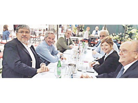 Felipe Solá, Juan Pablo Cafiero, Jorge Taiana, Fernando “Chino” Navarro, Enrique “Pepe” Albistur y Cristina Álvarez Rodríguez.