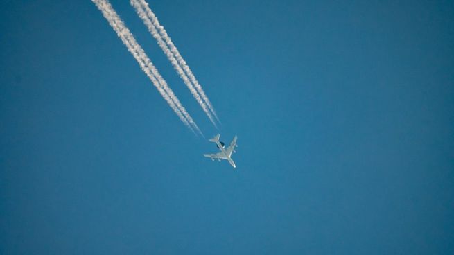 El avión de la Fuerza Aérea de EEUU durante la maniobra de derribo del objeto no identificado.&nbsp;