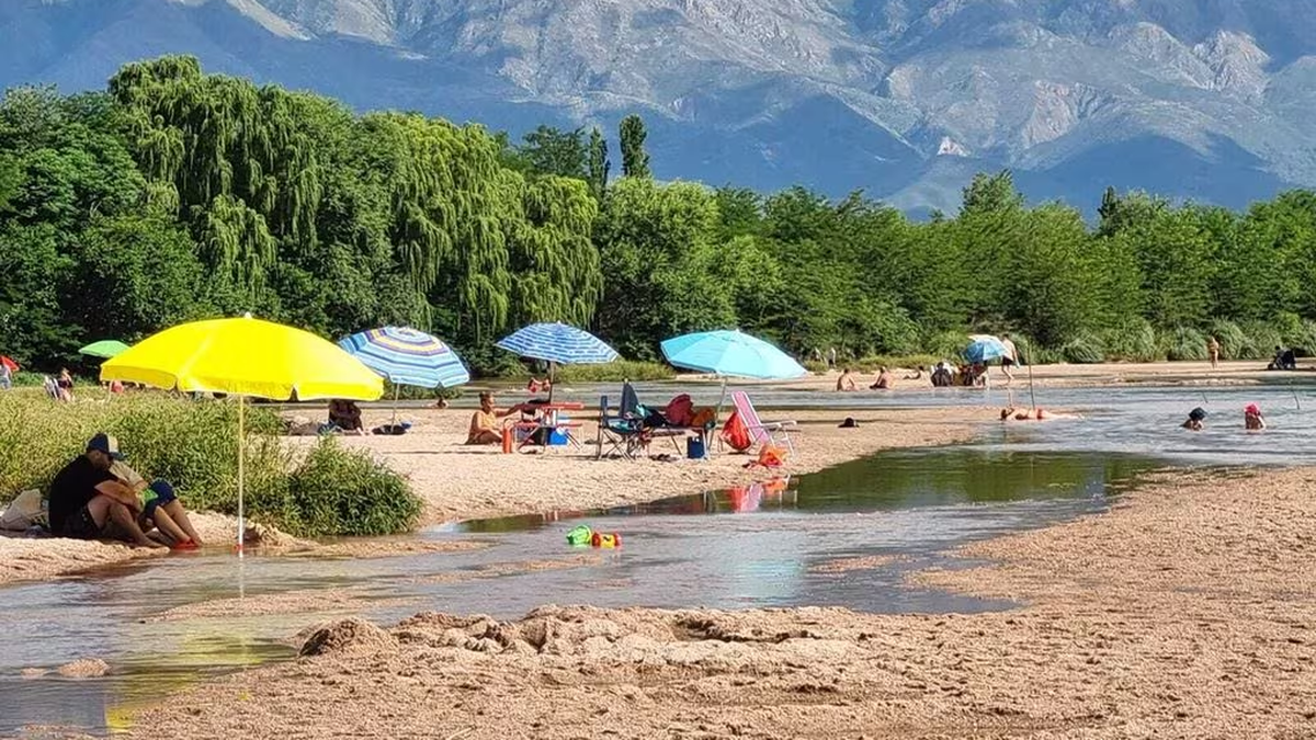 Tourism in Córdoba: the little town with a river with warm waters and a great beach in the heart of the Sierras