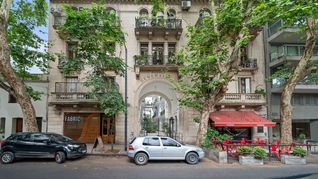 Frente histórico. La arquitectura ecléctica del Pasaje General Paz, con puentes, galerías y patios, conserva la identidad original del conjunto construido en 1925. Frente histórico. La arquitectura ecléctica del Pasaje General Paz, con puentes, galerías y patios, conserva la identidad original del conjunto construido en 1925.