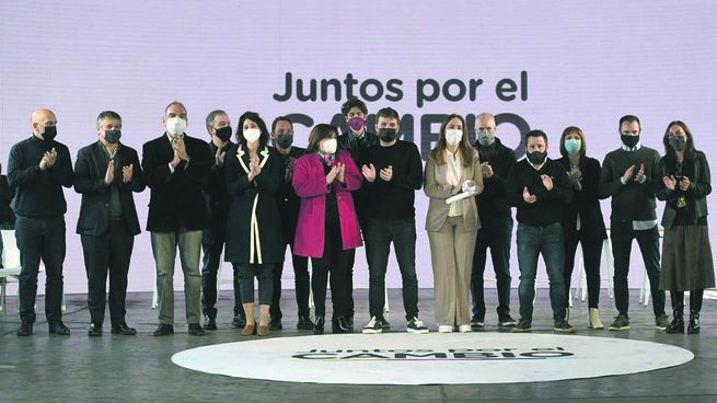 CAMPAÑA. María Eugenia Vidal ayer junto a Horacio R. Larreta y candidatos de Juntos por el Cambio.