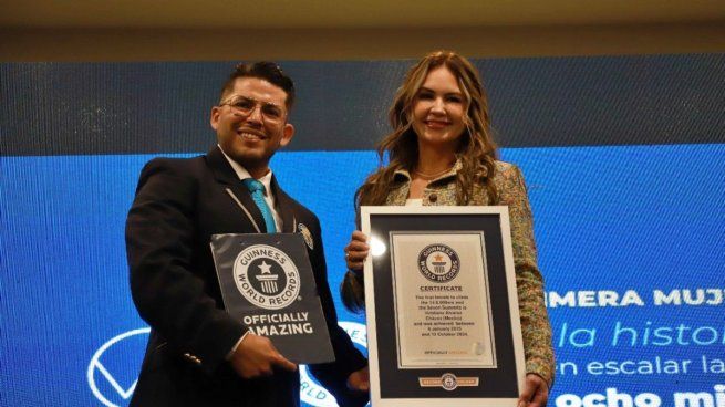 La alpinista mexicana Viridiana Álvarez recibe su segundo récord Guinness de parte de Alfredo Arista, representante de Guinness World Record, al convertirse en la primera latinoamericana en conquistar las 14 montañas más altas del mundo.