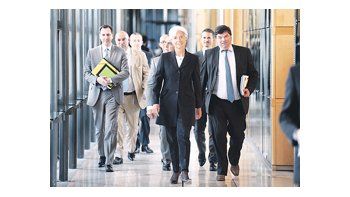 ámbito.com | Como en la serie de TV «Los simuladores», la ministra francesa Christine Lagarde llegó ayer escoltada por su equipo a la conferencia en la que anunció su candidatura.