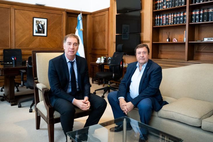 Alberto Weretilneck (Río Negor) pasó el miércoles por la Casa Rosada y se reunió con Diego Santilli luego de analizar con otros gobernadores el esquema de candidatos únicos a gobernador en provincias PJ con colectoras de LLA. Alberto Weretilneck (Río Negor) pasó el miércoles por la Casa Rosada y se reunió con Diego Santilli luego de analizar con otros gobernadores el esquema de candidatos únicos a gobernador en provincias PJ con colectoras de LLA.