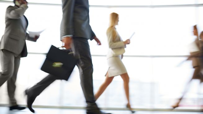 Se desaceleró la creación de empleo y aumentaron los despidos, según análisis privados. 