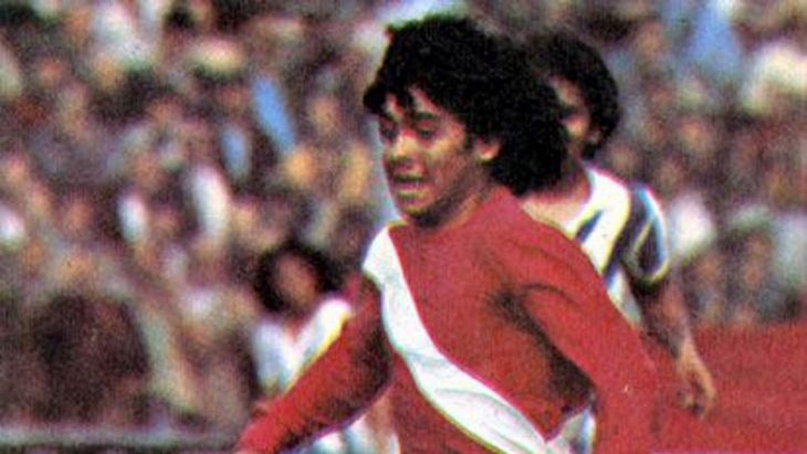  En Buenos Aires (Argentina), Diego Maradona (15 años), hace su debut como futbolista profesional con el club Argentinos Juniors en el año 1976.