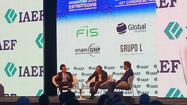 Manuel Santos Uribelarrea, de MSU Group (izq), Martín Otero Monsegur, de San Miguel, y el moderador Claudio Zuchovicki.