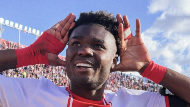 Jordy Caicedo convirtió los dos goles de la victoria de Huracán en el clásico.