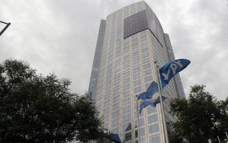 Desafío oficial: frenar ataque a YPF mientras reorganiza la empresa