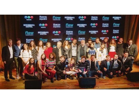 rizhoma hotel. Productores, guionistas, director e intérpetes de la producción en la presentación que se hizo el pasado martes en Palermo.