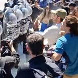La Poicía reprime a lo metrodelegados.