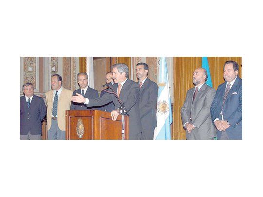 Felipe Solá ayer, rodeado por su gabinete, durante el anuncio del veto a la Ley de Presupuesto votada, con serias modificaciones, por la mayoría duhaldista de la Legislatura provincial.