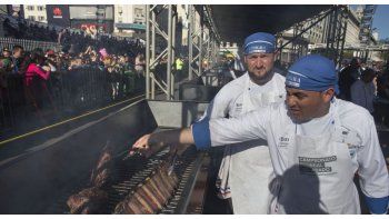 Los maestros asadores tendrán que mostrar sus habilidades al cocinar asado de tira, colita de cuadril, vacío y choripán en el Estadio del Asador, ubicado en la Plaza de la República, junto al Obelisco, que será el lugar central del campeonato.