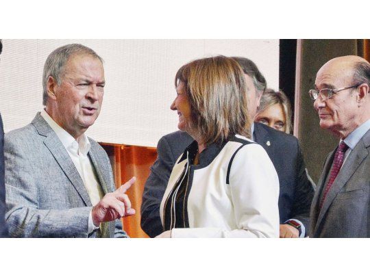 Fuerzas federales. La ministra de Seguridad de la Nación, Patricia Bullrich, firmó ayer un plan de seguridad con el gobernador cordobés Juan Schiaretti y comprometió efectivos de la Policía Federal y la Gendarmería para los “puntos más calientes” de la provincia. En esa línea se conformó un comité operativo que delineará un plan de acción para la provincia.