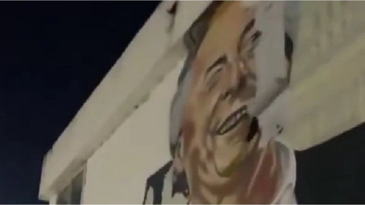 The government of Javier Milei covered a mural of Néstor Kirchner at the headquarters of the Argentine Post Office
