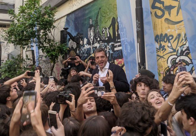 Sergio Massa cerró su campaña en el colegio Carlos Pellegrini. Sergio Massa cerró su campaña en el colegio Carlos Pellegrini.