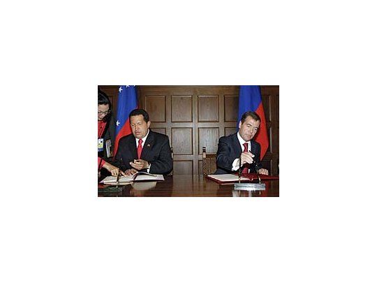 Chávez y Medvédev firman documentos en Moscú.