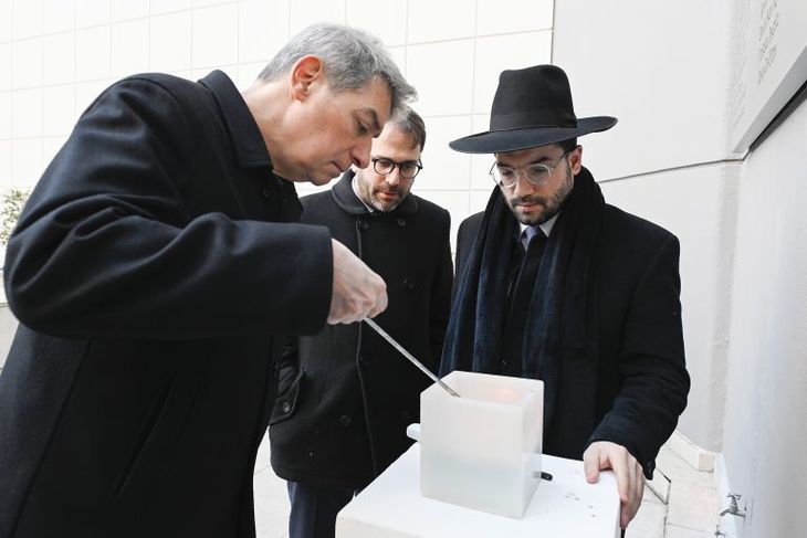 Horacio Rosatti enciende una vela en homenaje a las 85 víctimas fatales del atentado a la AMIA Horacio Rosatti enciende una vela en homenaje a las 85 víctimas fatales del atentado a la AMIA