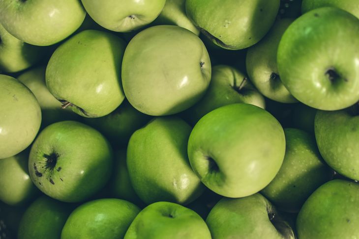 The green apple provides fiber and vitamins. The green apple provides fiber and vitamins.