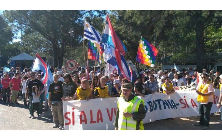 Gualeguaychú: asambleístas se manifestaron contra la papelera Botnia
