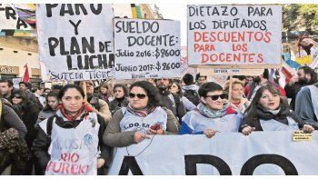 Postal. La brecha entre las primeras ofertas oficiales y las exigencias de los gremios amenaza con derivar en el inicio de un ciclo lectivo 2018 marcado nuevamente por las huelgas en varias provincias.