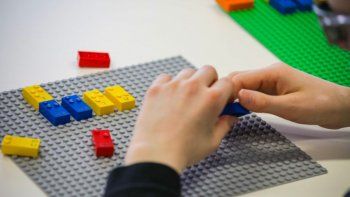 Los ladrillos Lego no solo son un juguete; son una herramienta de creatividad que acompaño a millones de personas en su infancia, y que continúa siendo un clásico en la vida de muchos adultos que crecieron jugando con ellos.