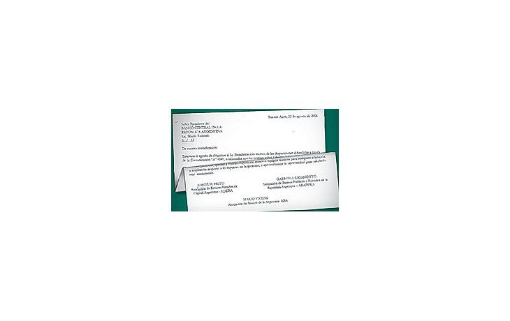 Facsímil de la carta que los banqueros le enviaron al titulardel Central, Martín Redrado, proponiéndole modificacionesal último aumento de los encajes.