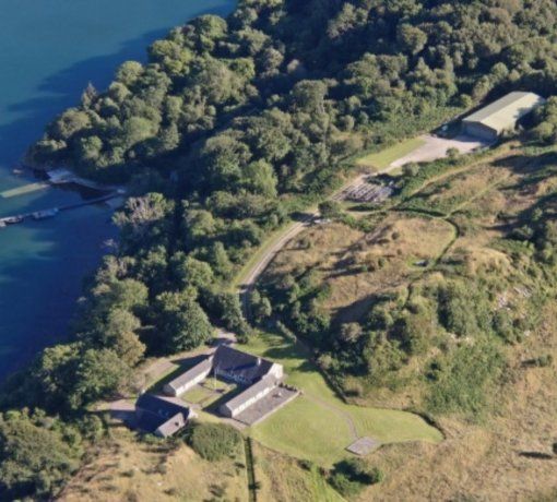 El sitio Private Islands Inc indicó que la casa principal cuenta con tres habitaciones, tres baños, dos salones, una sala de juegos, un despacho, entre otros. El sitio Private Islands Inc indicó que la casa principal cuenta con tres habitaciones, tres baños, dos salones, una sala de juegos, un despacho, entre otros.
