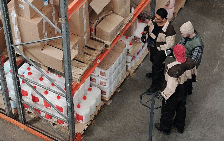 Operarios en plena actividad en un centro logístico, donde la demanda y la nueva superficie disponible marcan el pulso del mercado de alquileres industriales