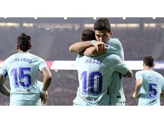Barcelona la pasó mal ante Atlético, pero rescató un empate en el final