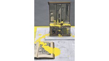 «La mesa amarilla» de Kirin, una caja con vedutas y escaleras, tomadas del libro de arquitectura del holandés Jan Vredeman de Vries.