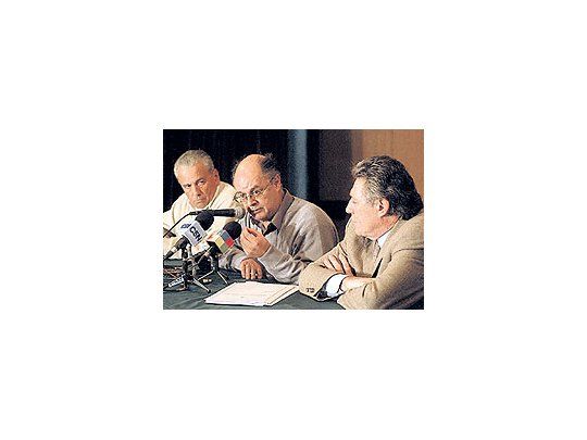 El senadornacional ArturoVera, (UCR) ylos diputadosEmilio MartínezGarbino(ConcertaciónEntrerriana) yGustavoCusinatto (UCRKirchnerista) sereunieron ayercon productoresagropecuariosque lespidieron votarcontra lasretencionesmóviles en elCongreso.