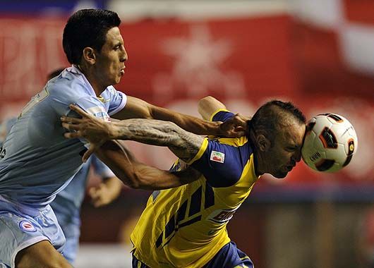 En los primeros minutos del partido, el encuentro fue ríspido.