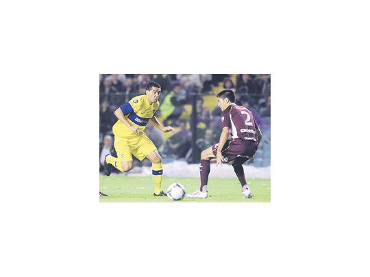 Riquelme sufrió una torcedura en su tobillo derecho ante Lanús pero no le impedirá jugar la Copa.
