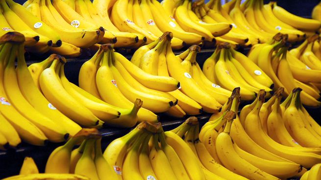 La banana tiene muchos beneficios al consumirla diariamente pero tambien se debe tener en cuenta algunos riesgos.