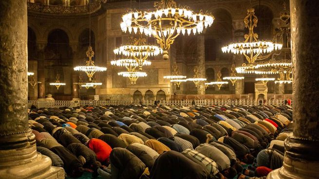 La celebración conmemora la revelación del Corán al profeta Mahoma.&nbsp;