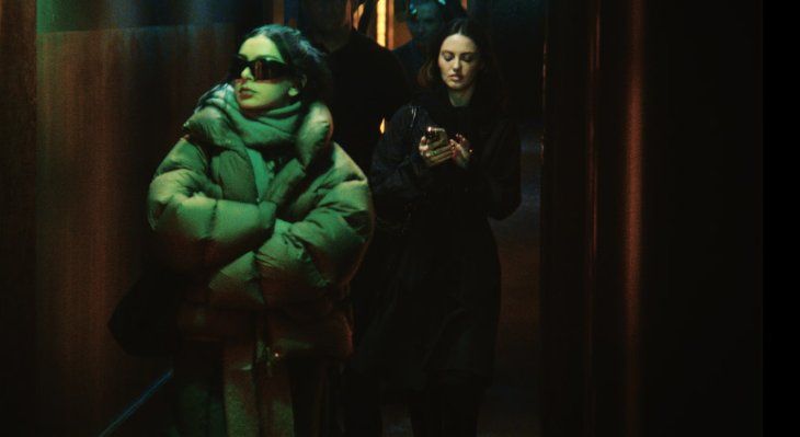 El nuevo film de A24, dirigido por Aidan Zamiri, sigue el día a día de la cantante durante 103 minutos. El nuevo film de A24, dirigido por Aidan Zamiri, sigue el día a día de la cantante durante 103 minutos.