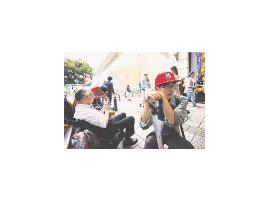 Fanáticos. En este caso, en Japón, frente al Apple Store. En Berlín y Australia hasta acamparon en la vigilia previa.