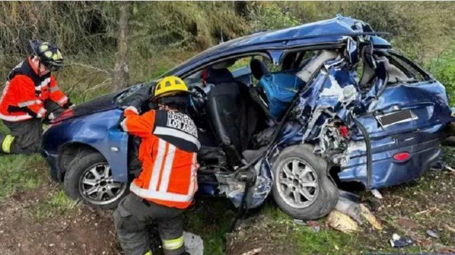 El Peugeot 206 en el que viajaban los jóvenes quedó destruido