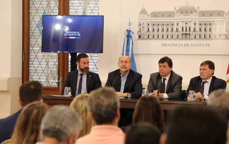 Acto. Perotti, durante el lanzamiento de la iniciativa junto al ministro de Trabajo nacional, Claudio Moroni, y su par local, Roberto Sukerman.