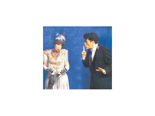 Adriana Aizenberg como la idishe mame y Guillermo Angelelli en «Houdini, una ilusión musical», con puesta de Ricky Pashkus.