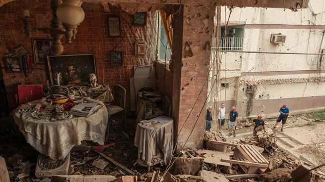 El ataque aéreo impactó un edificio residencial de tres pisos y provocó la muerte de al menos una civil, además de graves daños materiales.