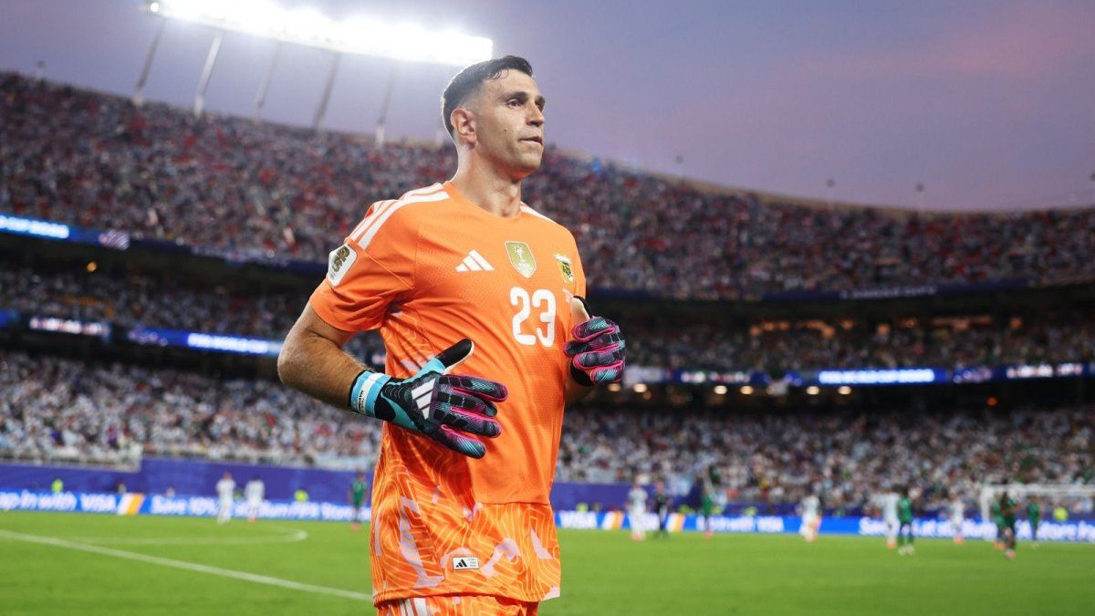 La Juventus de Italia va a la carga por Dibu Martínez