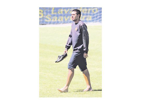 La lesión de Juan Román Riquelme lo dejaría afuera del partido con Vélez y le evitaría tomar la decisión a Falcioni.