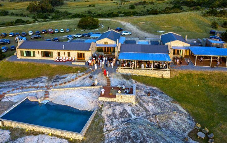 La Tertulia esta edificada en un predio de 110 hectáreas, rodeada de un enorme entorno natural.&nbsp;
