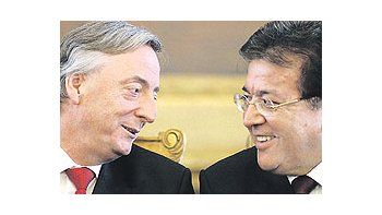 Néstor Kirchnery el presidente deParaguay, Nicanor DuarteFrutos, firmaron elmemorándum deentendimiento parahacer de Yacyretáun emprendimiento«viable». Pero no huboacuerdo sobre laseventualescondonaciones de fondosa ese país por u$s 5.000millones.