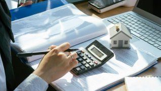 Una inquilina calcula el nuevo monto de su alquiler tras la actualización del contrato vigente según el ICL de noviembre Una inquilina calcula el nuevo monto de su alquiler tras la actualización del contrato vigente según el ICL de noviembre