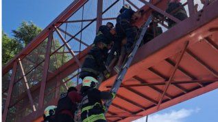Bomberos rescataron a un hombre que quiso tirarse desde un puente peatonal en la General Paz